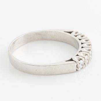 Ring halvallians med briljantslipade diamanter.