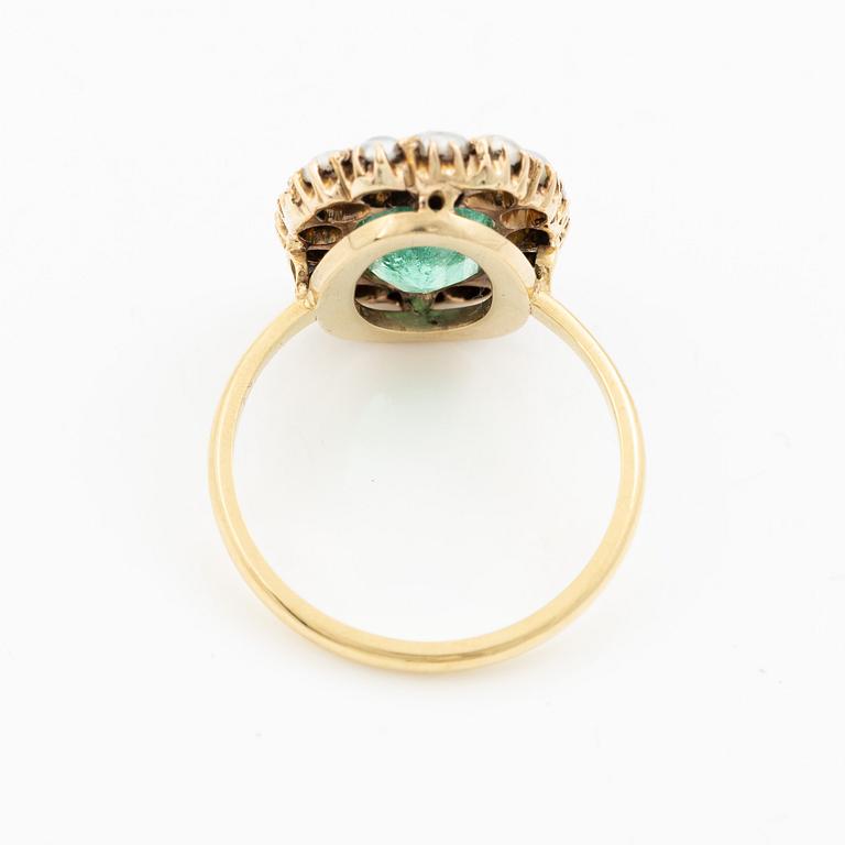 Ring in 18K gold with a cushion-shaped emerald and half pearls.