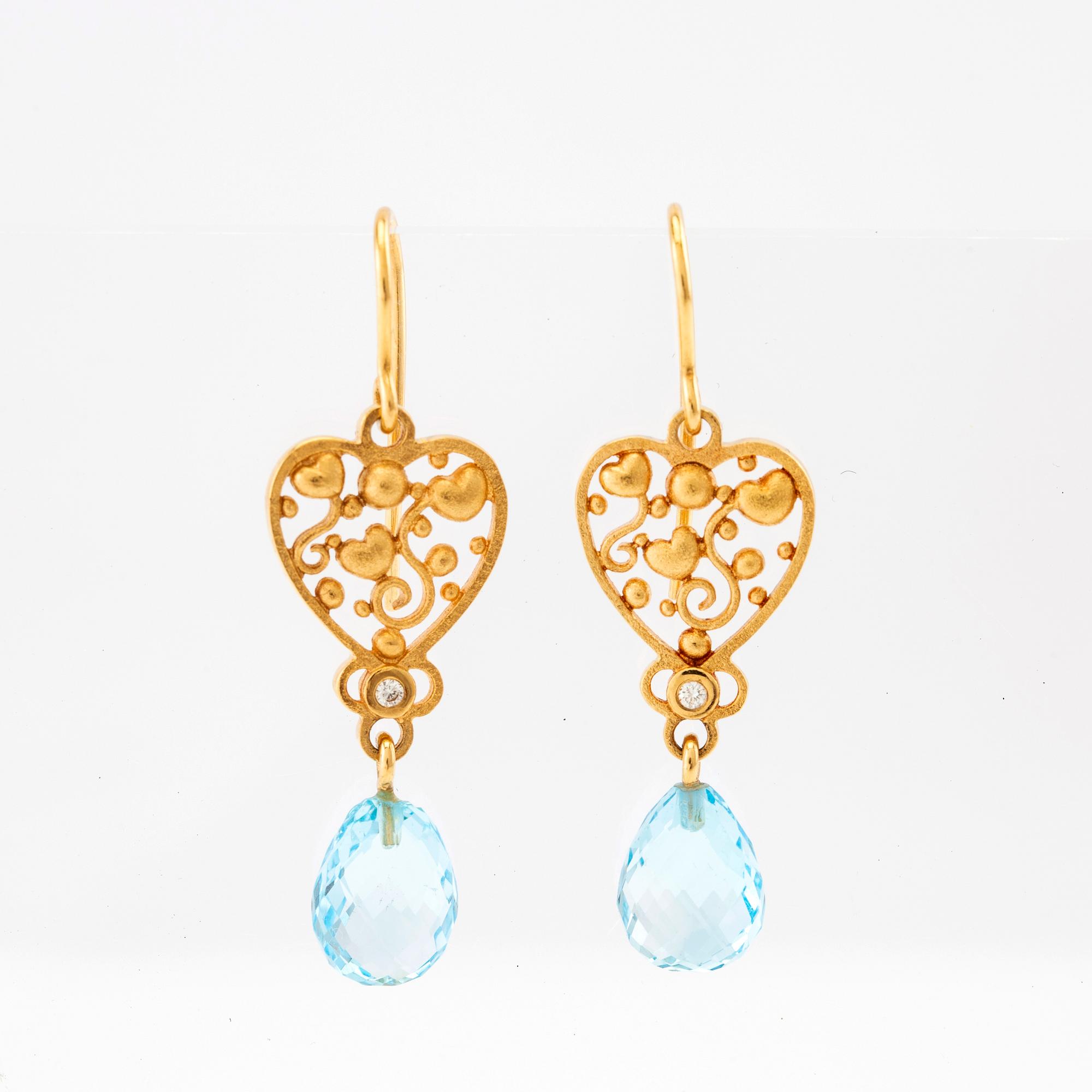 Ole Lynggaard, Earrings 18K gold with briolette-cut blue topazes and round brilliant-cut diamonds.