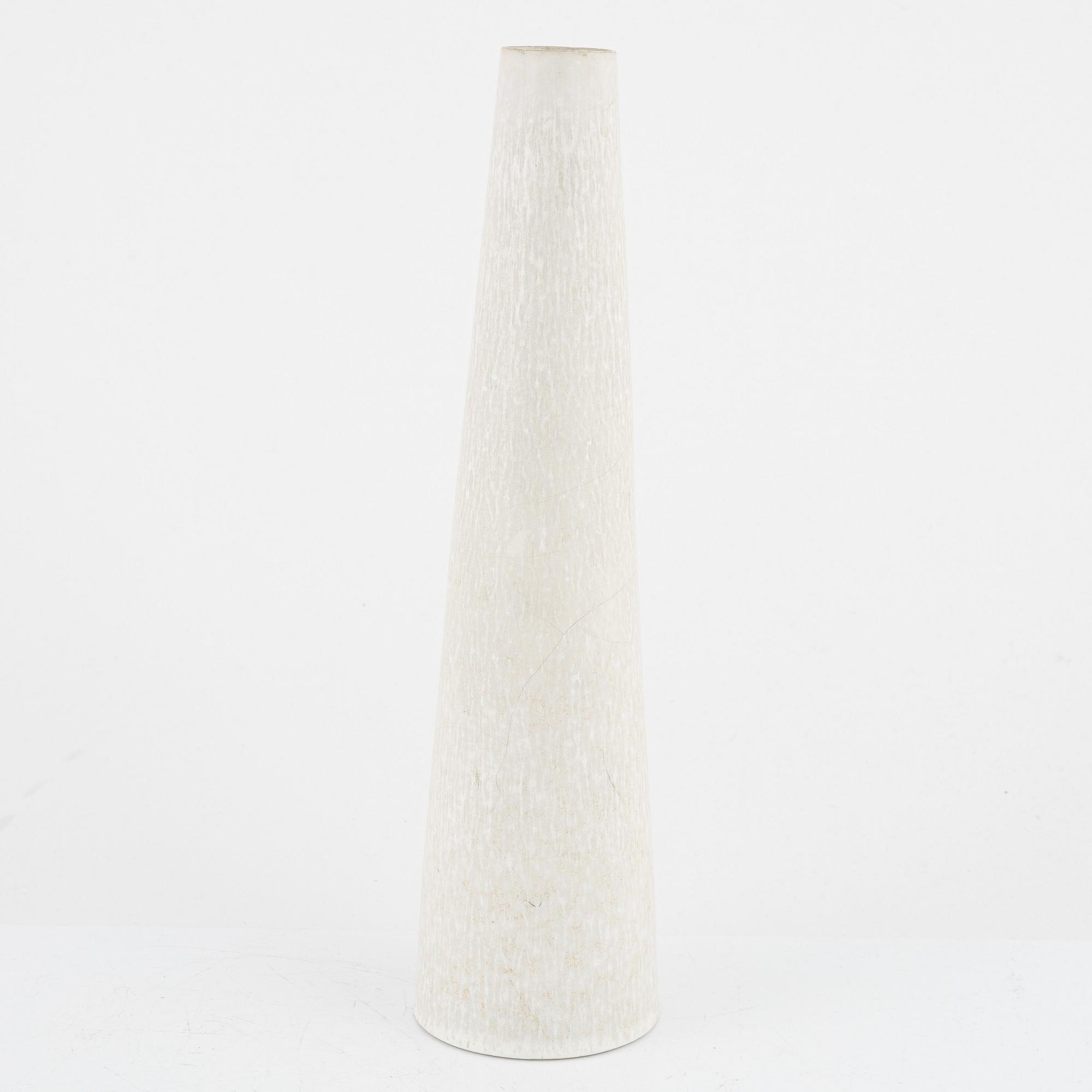 Carl-Harry Stålhane, 2 vaser, 2 skålar samt Gunanr Nylund, kanna, Rörstrand.