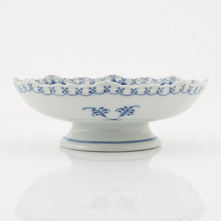 Royal Copenhagen, 4 porcelain 'Musselmalet' serving plates, modelnr 1023, Denmark.