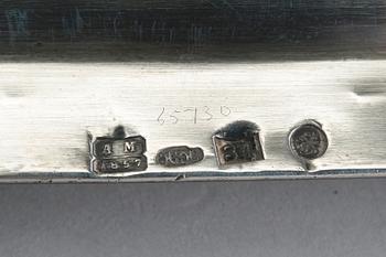 TARJOTIN, 84 hopeaa. Nikolai Nikitin tai Henrik Hacklin Pietari 1857. Mitat 68x44 cm, paino 2830 g.