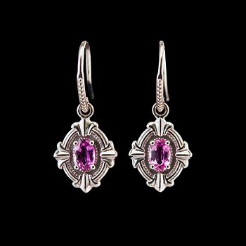 379. A PAIR OF EARRINGS, Madagascan pink sapphires 1.20 ct. 14K white gold.