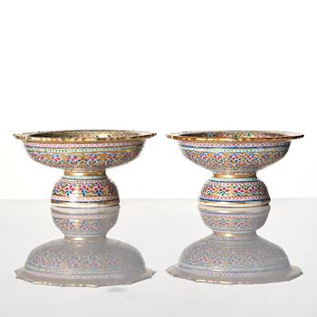 A pair of Bencharong stemcups/altar offering bowls, Qing dynasty, 19th Century.