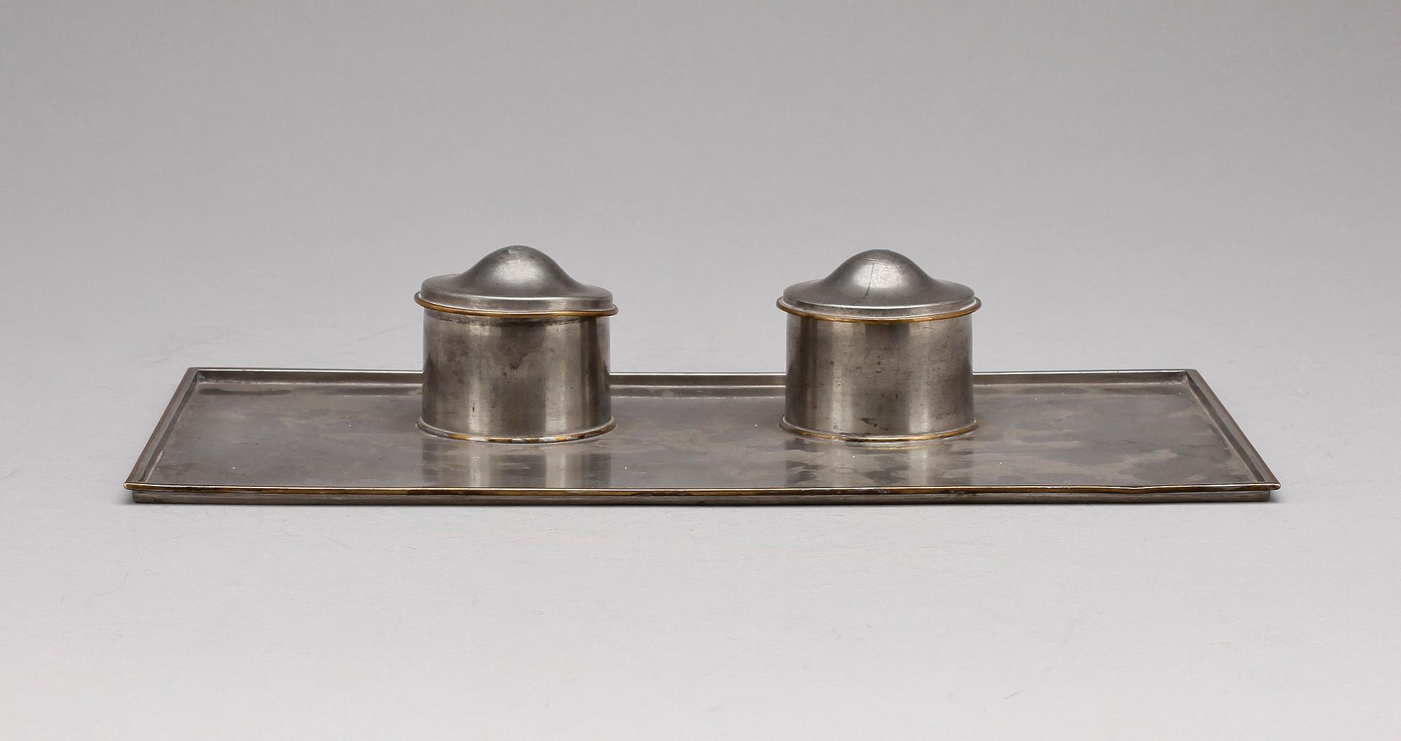 SKRIVBORDSUPPSATS, tenn och mässing, Firma Svenskt Tenn Stockholm 1928.