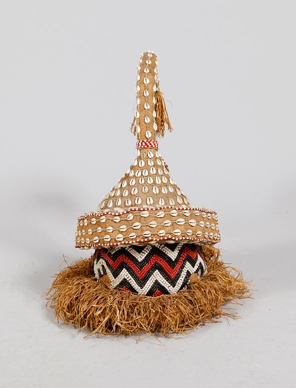 CEREMONIELL MASK samt BASTDUKAR, Afrika, 1900-tal.