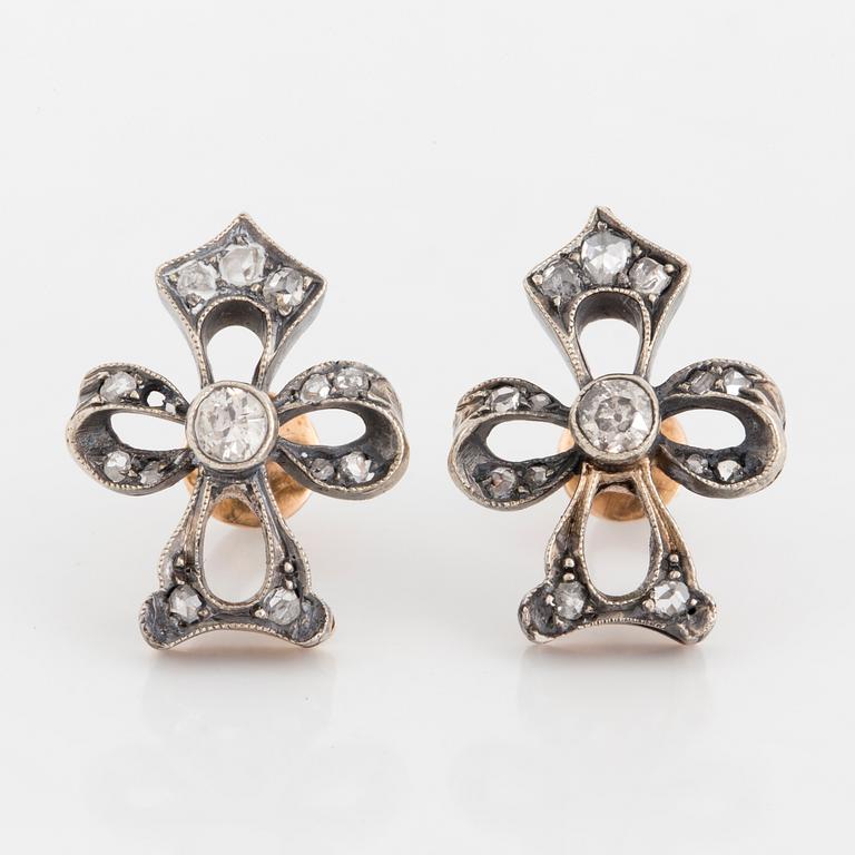 A PAIR OF EARRINGS.