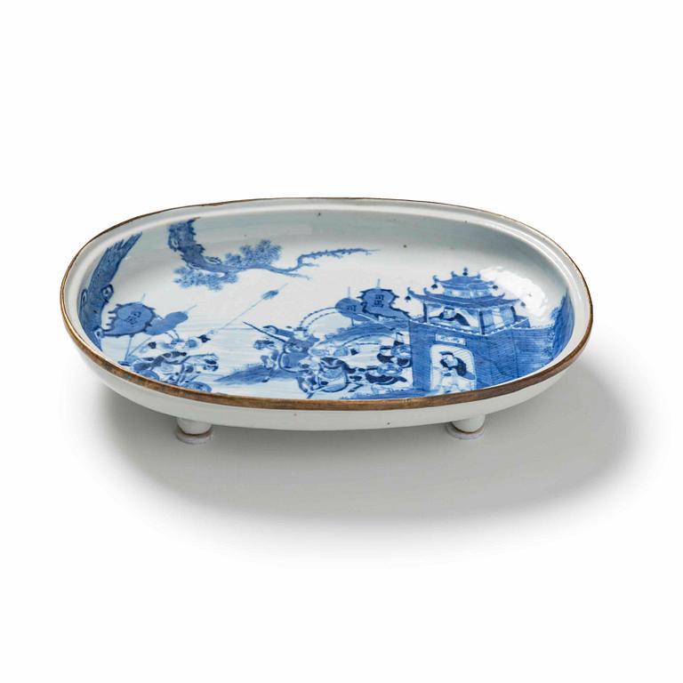 A blue and white tray, Qing dynasty, 19th Century.
