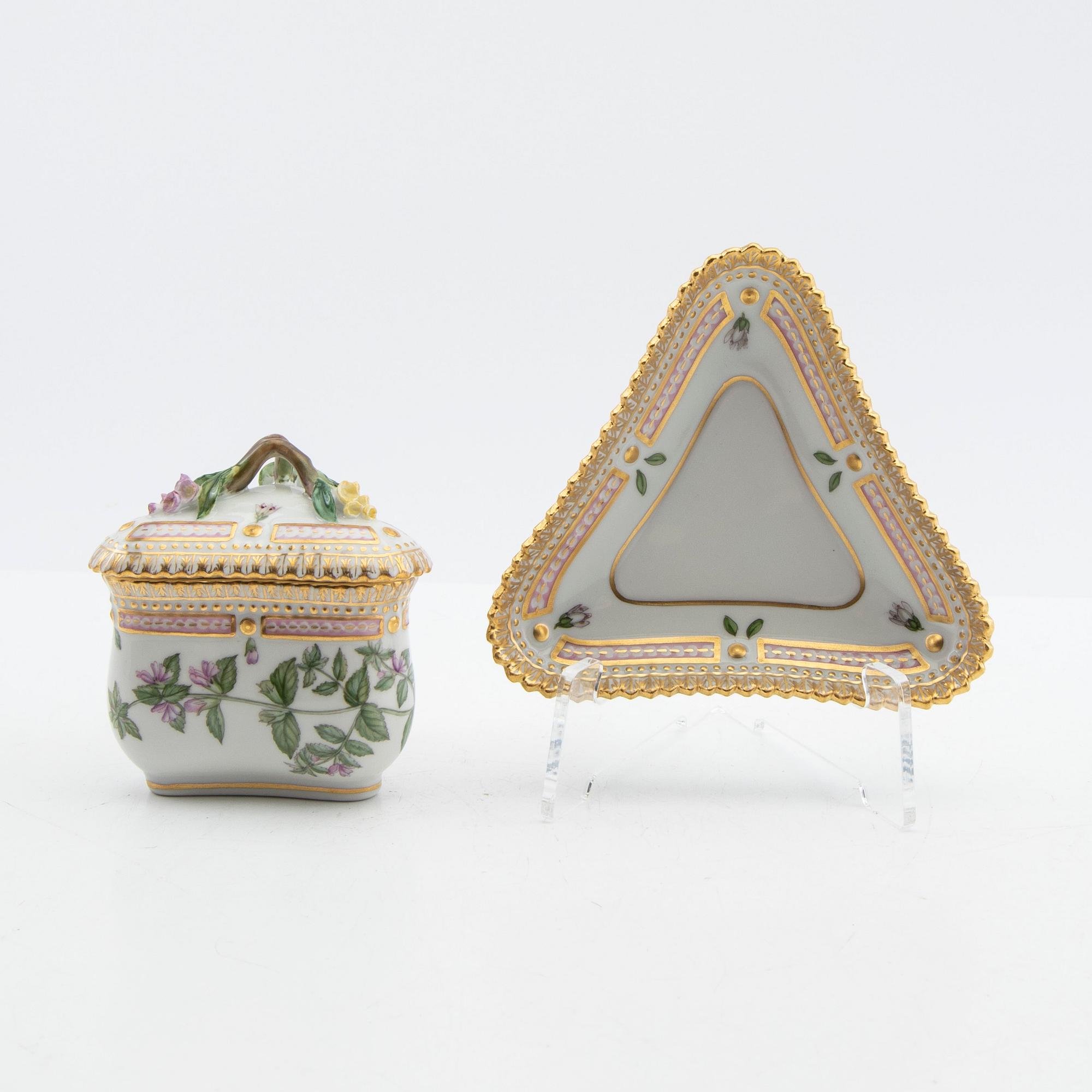 Royal Copenhagen, Crèmekopp med lock och fat, porslin, "Flora Danica", Royal Copenhagen, Danmark.