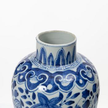 Urna med lock, porslin, Kina, Qingdynastin, 1800-tal.