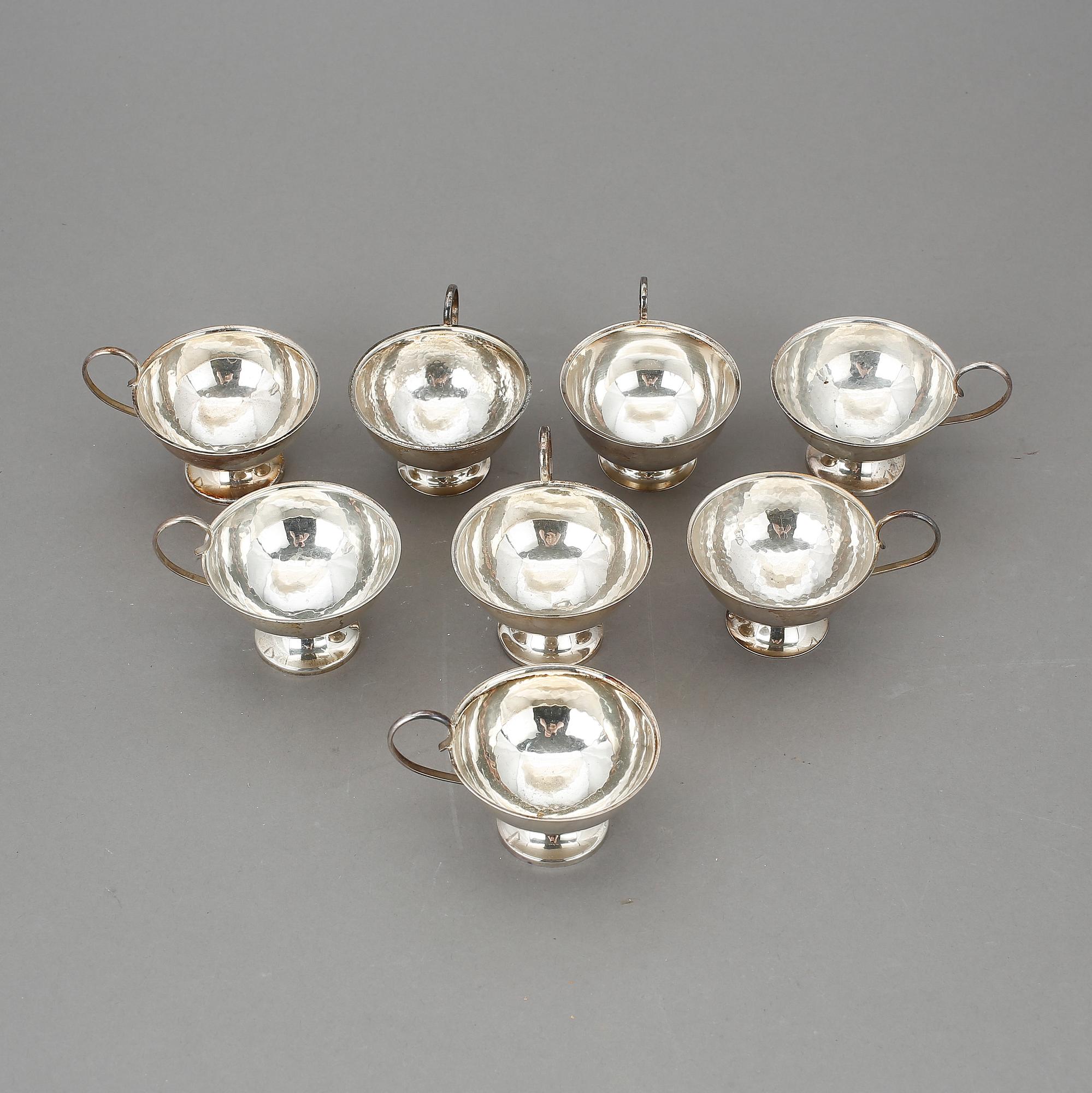 PUNSCHKOPPAR silver. 8 st. Bl a K & EC, Göteborg, 1940. Total vikt ca 240 g.