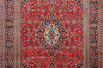 A carpet, Kashan, ca 373 x 282 cm.