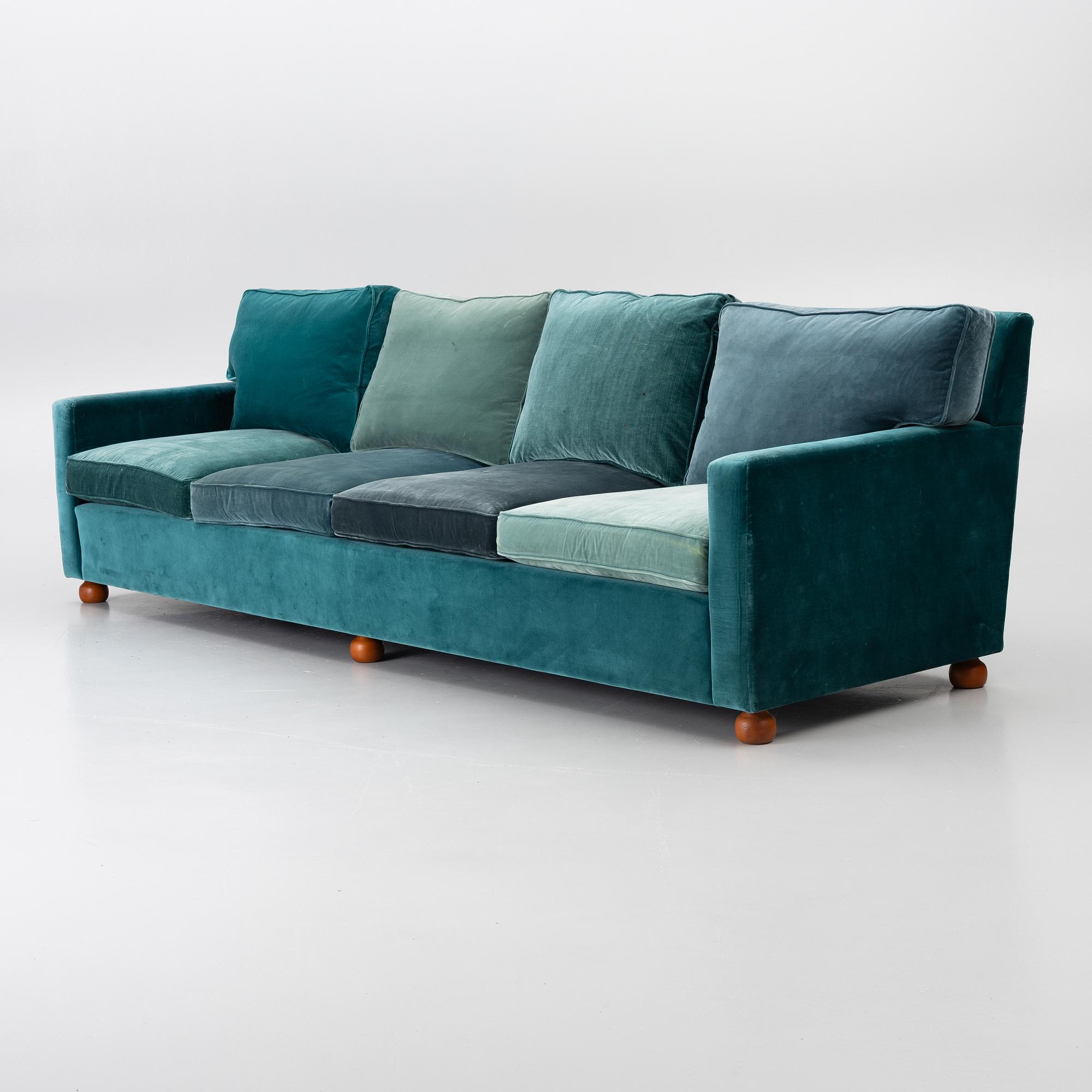 Josef Frank, a model 3031 sofa, Firma Svenskt Tenn, AB O.H: Sjögren, 2021.