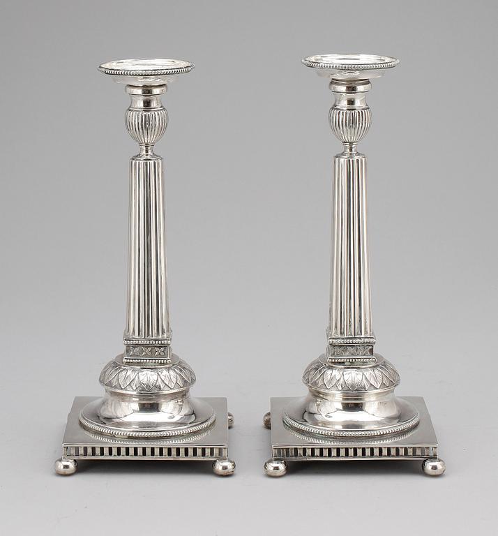LJUSSTAKAR, ett par, silver, empirstil, J E Torsk, Stockholm, 1908. Vikt ca 990 g.