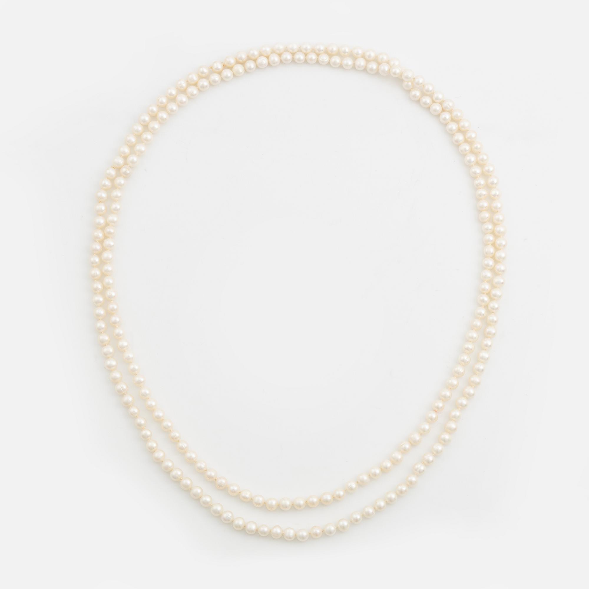 Necklace, longer model, with cultured pearls.