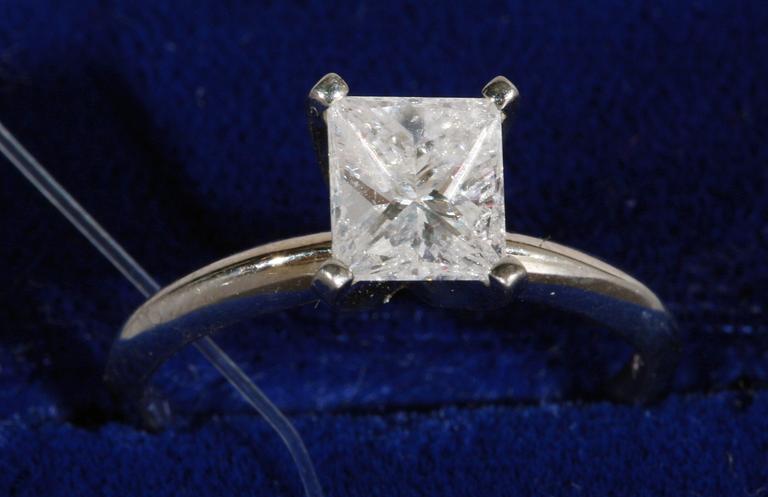 RING, enstensring,vitguld, prinsesslipad 1,14 ct. Ca TW-Wesselton/piqué.