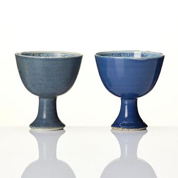 A set of two underglaze blue stem cups, 'Hatcher Cargo', 17th century.