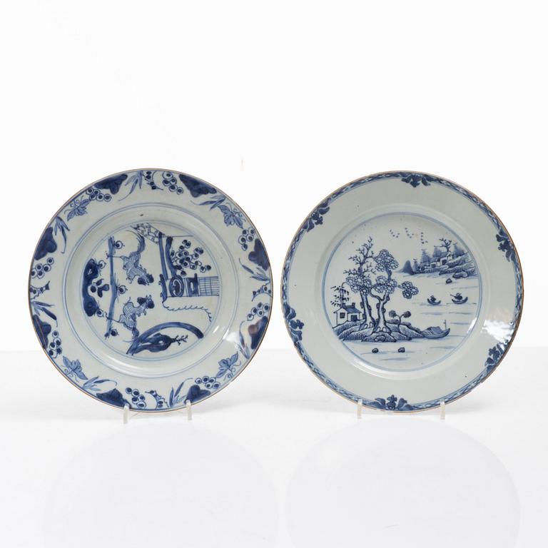 Tallrikar, åtta stycken, bl.a. Kanton, porslin. Qingdynastin, 17/1800-tal.