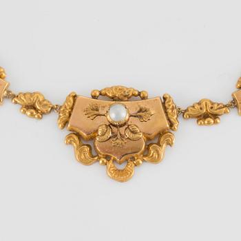 COLLIER med en flodpärla.
