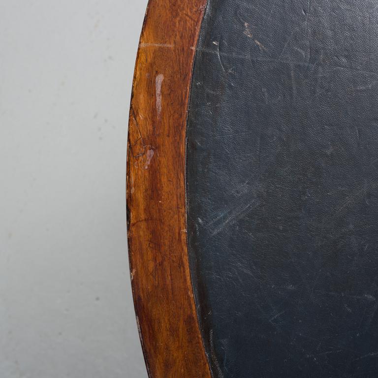 BORD, två stycken, 1800-tal, mahogny med trissor.