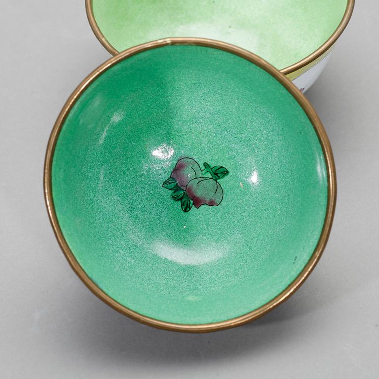 KOPPAR/SKÅLAR, 2 st snarlika. Cloisonné, Kina, 1900-tal.