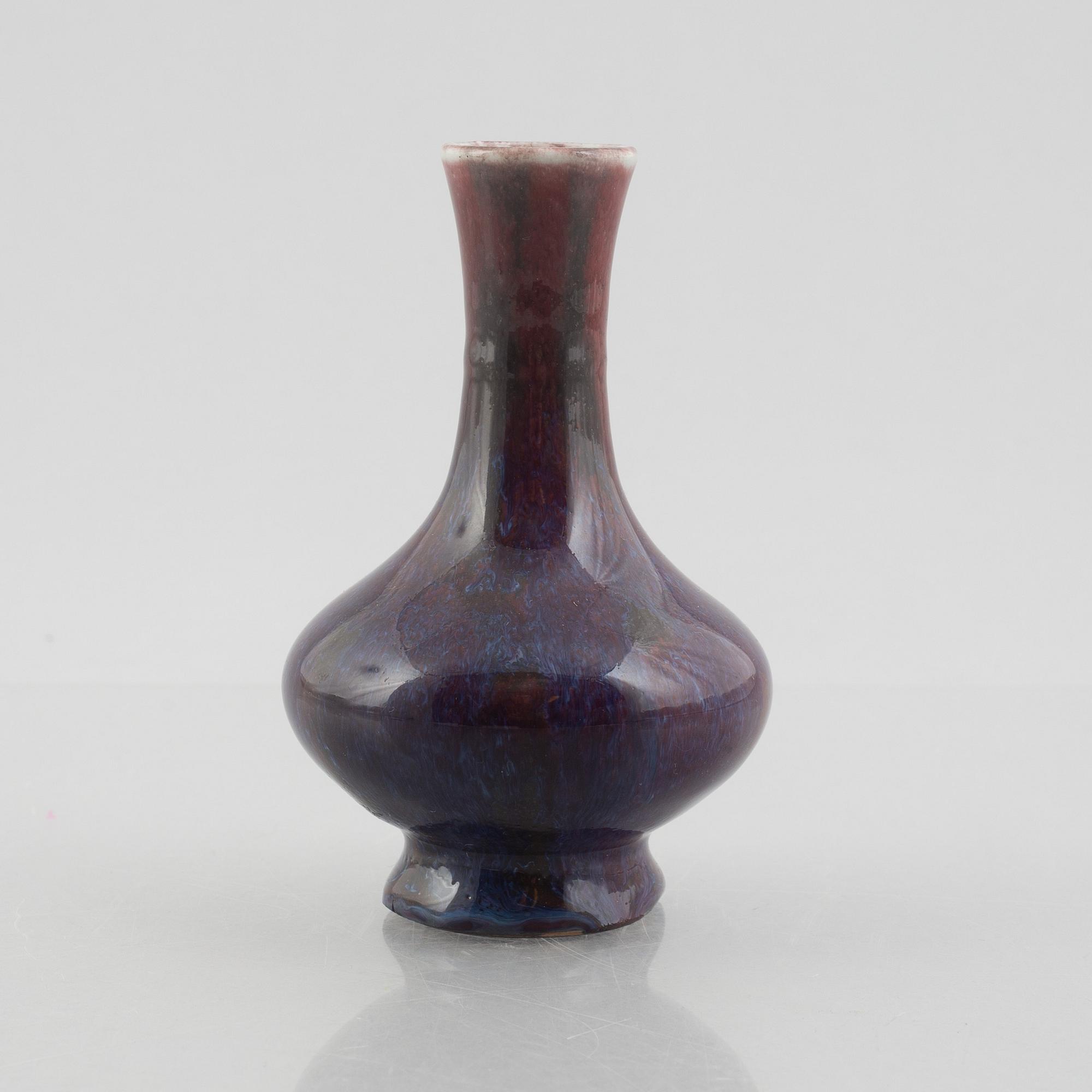 A small Chinese flambé vase, Qing dynasty, late 19th century.