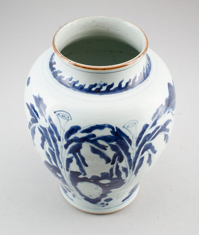 A blue and white Transitional vase, 17th Century.