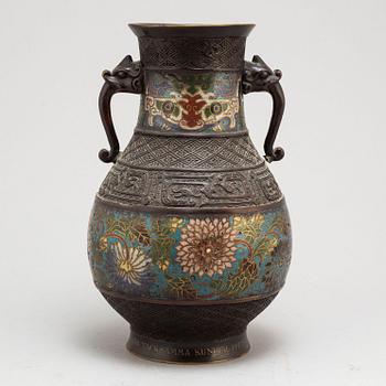 VAS, cloisonne. Kina, tidigt 1900-tal.