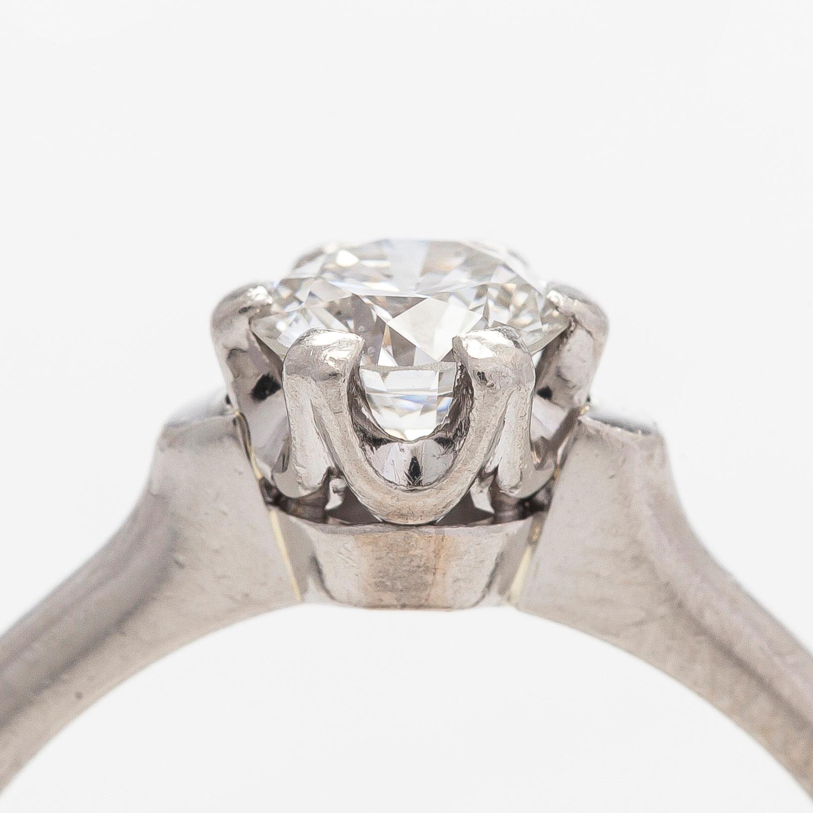 Ring, solitär, platina och en briljantslipad diamant.