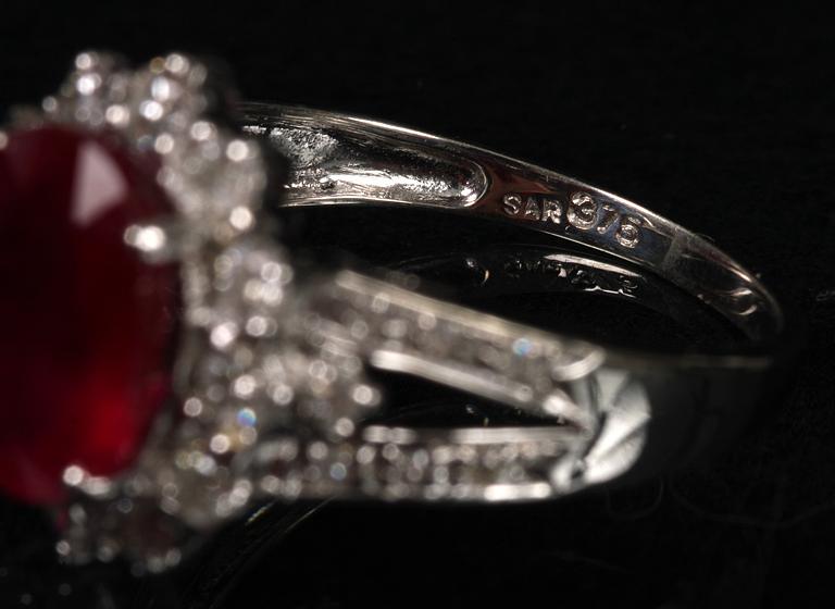 RING, 9 k vitguld, rubin med briljanter tot ca 0,70 ct.