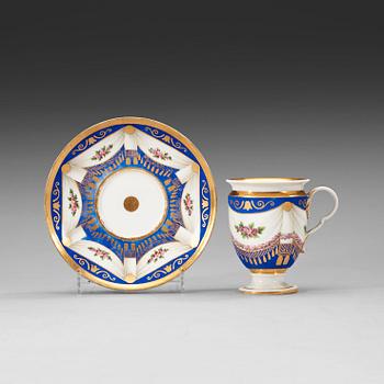 693. Meissen, A Meissen Empire cup with stand.