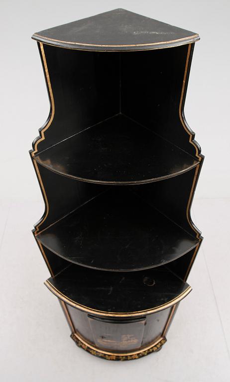 HÖRNSKÅP, delvis 1700-tal.