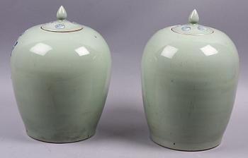 URNOR MED LOCK, porslin, Kina, 1900-tal.