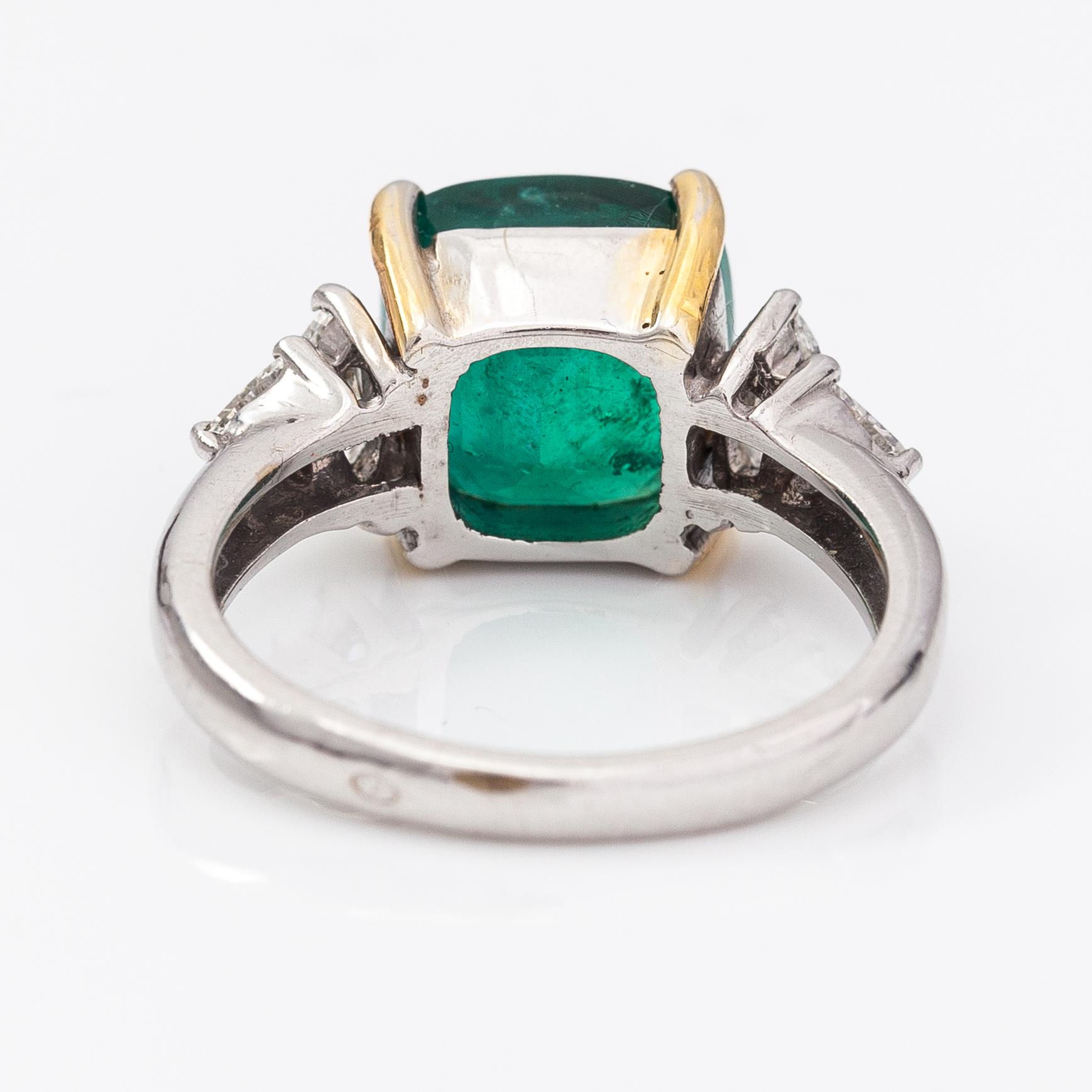 An 18K white gold ring with diamonds ca. 0.44 ct in total and an emerald ca. 5.46 ct in total. Import marked ITD, Espoo.