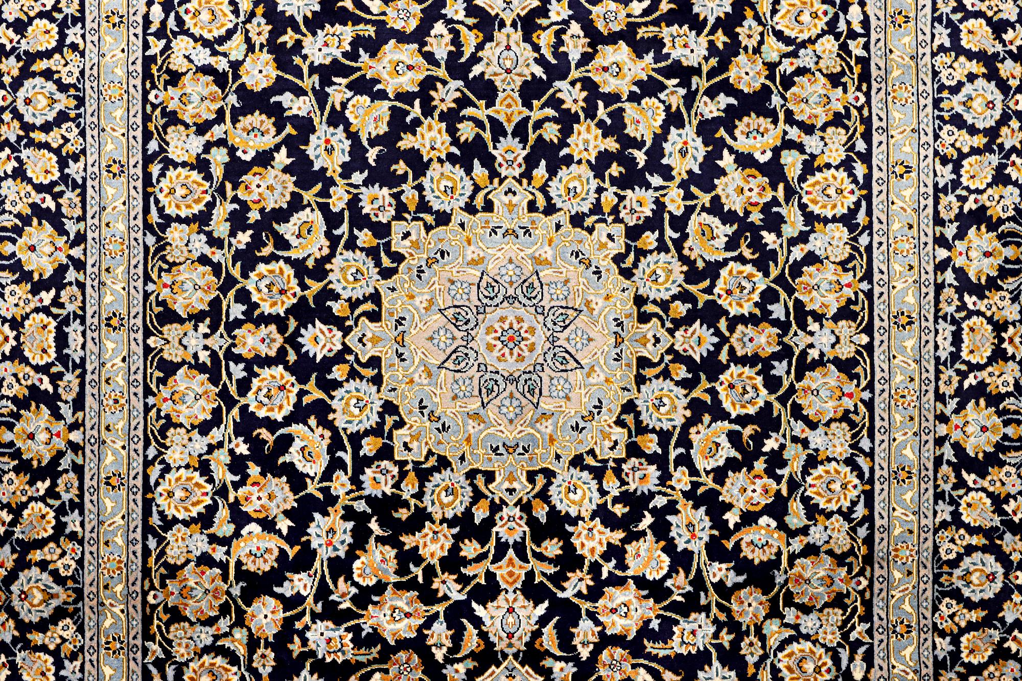 A Kashan carpet, c. 365 x 259 cm.