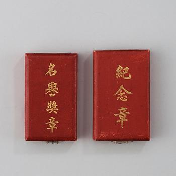 MEDALJER, två stycken, emalj och förgyllt silver m.m. Kina, tidigt 1900-tal.