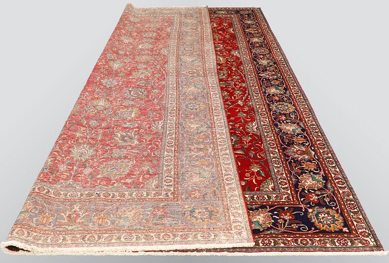 A carpet, Tabriz, ca 472 x 302 cm.