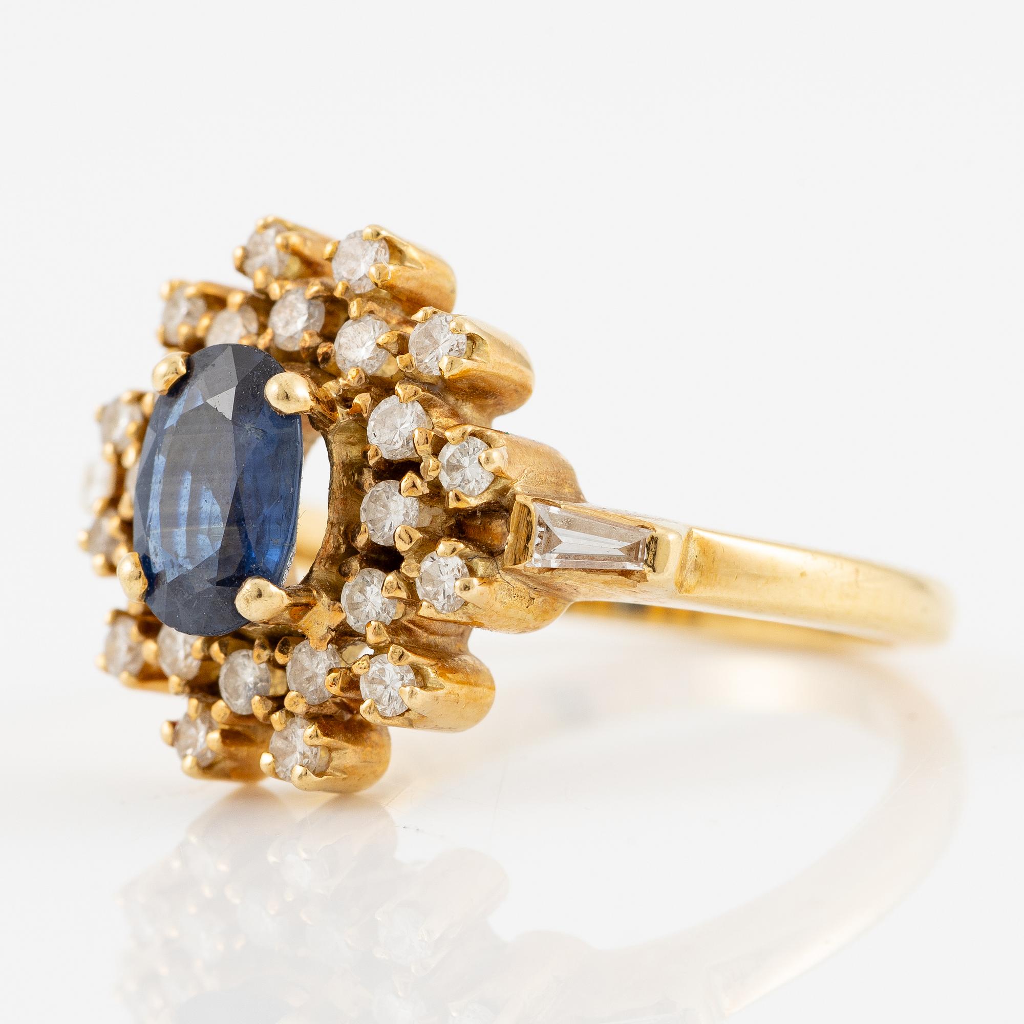 Ring, 18K guld med safir och briljantslipade diamanter.