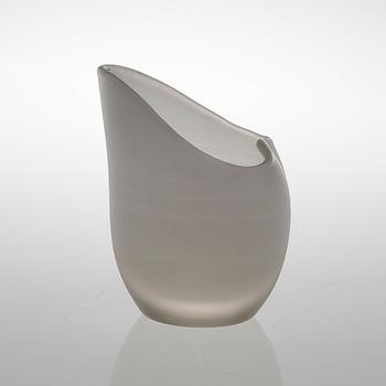 GUNNEL NYMAN, A VASE. Signed Riihimäen Lasi Oy. Gunnel Nyman, 1940s.