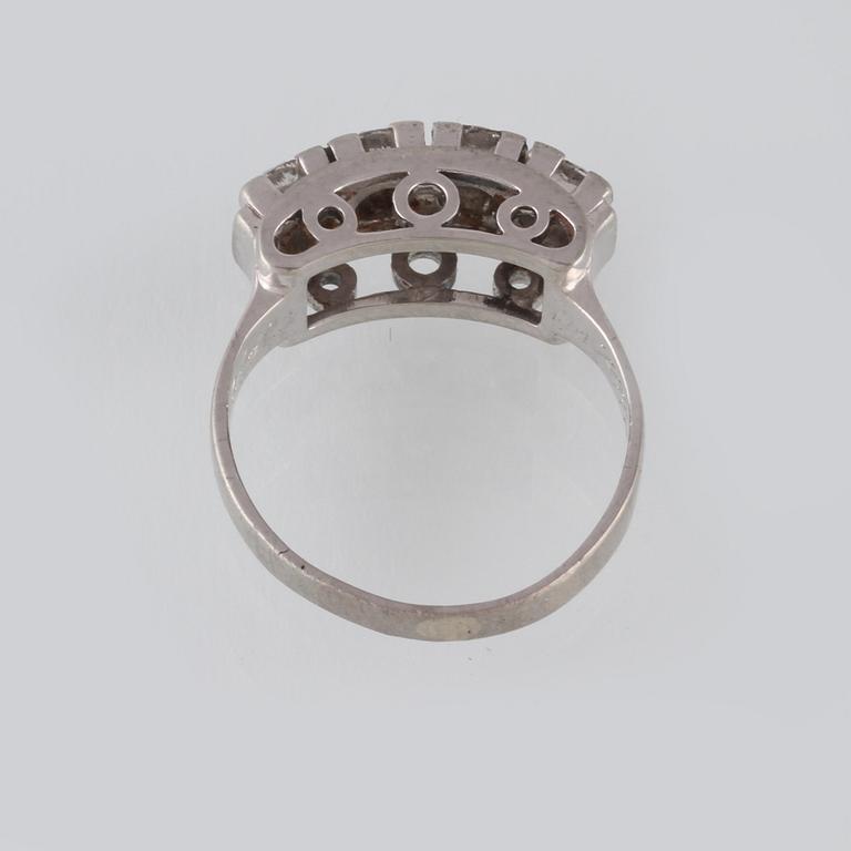 RING, 18K vitguld med 4 briljantslipade diamanter 0.59 ct, kattfotstämplad. Vikt 4,7 gram.