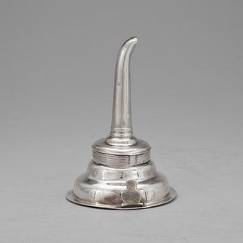VINSIL, silver, otydliga stämplar, London 1790-tal. Vikt 96 gram.