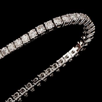 ARMBAND, 18k vitguld med 77 briljantslipade diamanter, 3.46 ct. Vikt 10 g.