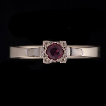 RING, 18K guld, rubin ca 0,30 ct, N. Westerback Helsingfors 1972. Vikt n. 3 g.