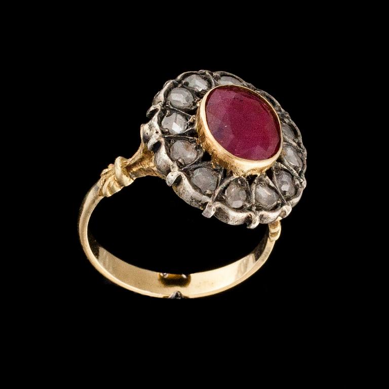 ARMSMYCKE samt RING, förgyllt silver, rubiner och polki diamanter. Vikt tot. 45 g.
