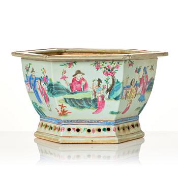 A large famille rose flower pot, Qing dynasty, 19th Century.