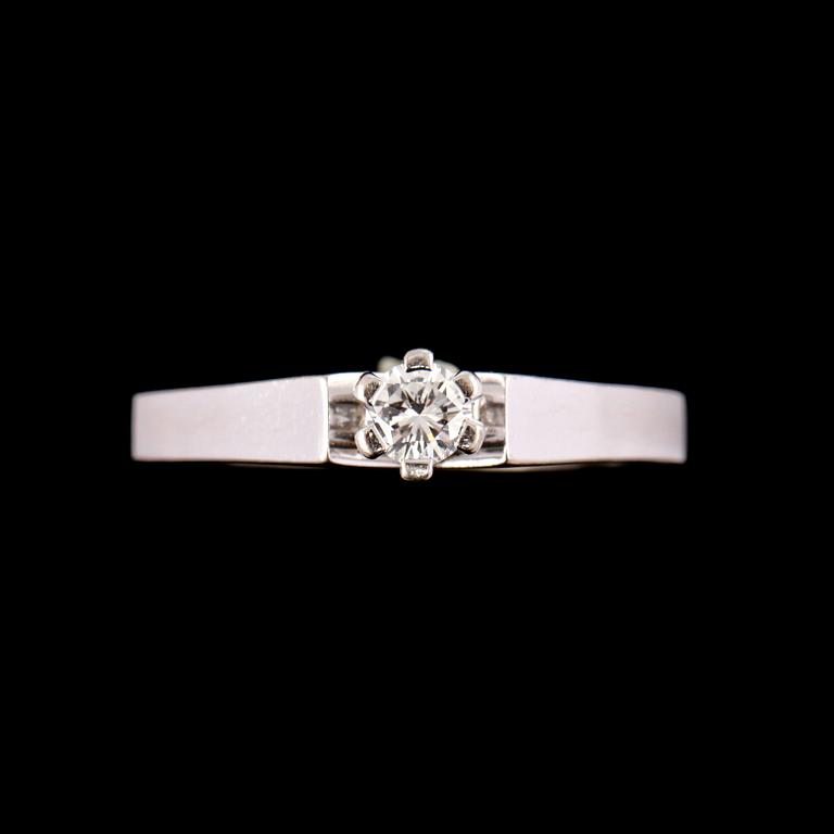 RING, 18k vitguld med briljantslipad diamant 0.18 ct, Yngve Roskvist, Malmö, 1977. Vikt 3 g.