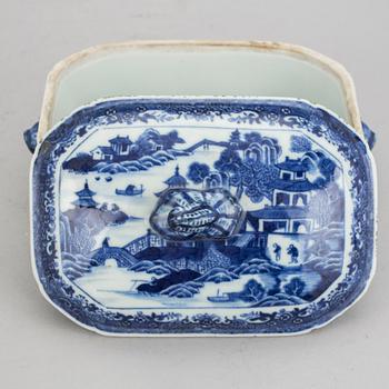 SMÖRTERRIN, porslin, Qingdynastin, Qianlong (1736-95).