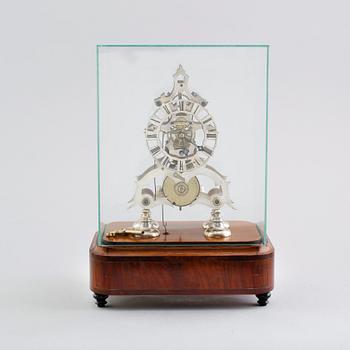 BORDSPENDYL, s k skeletonclock, pendel märkt C Gullberg, med spelverk, omkring år 1900.