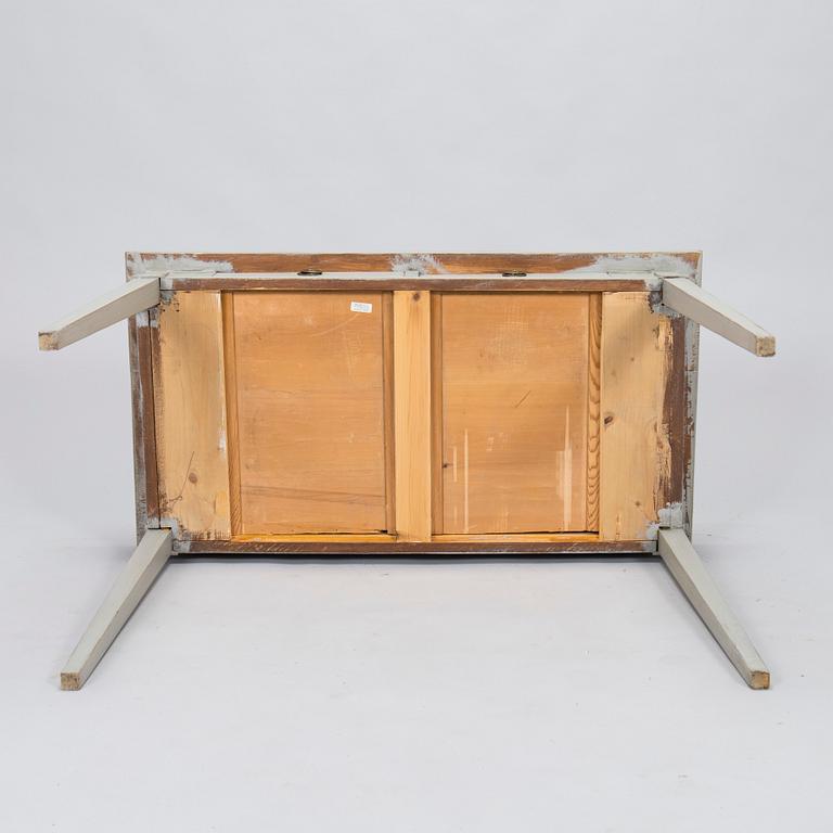 Skrivbord, gustaviansk stil, 1900-tal och stol, gustavianskt provinsarbete, 1700-talets slut.