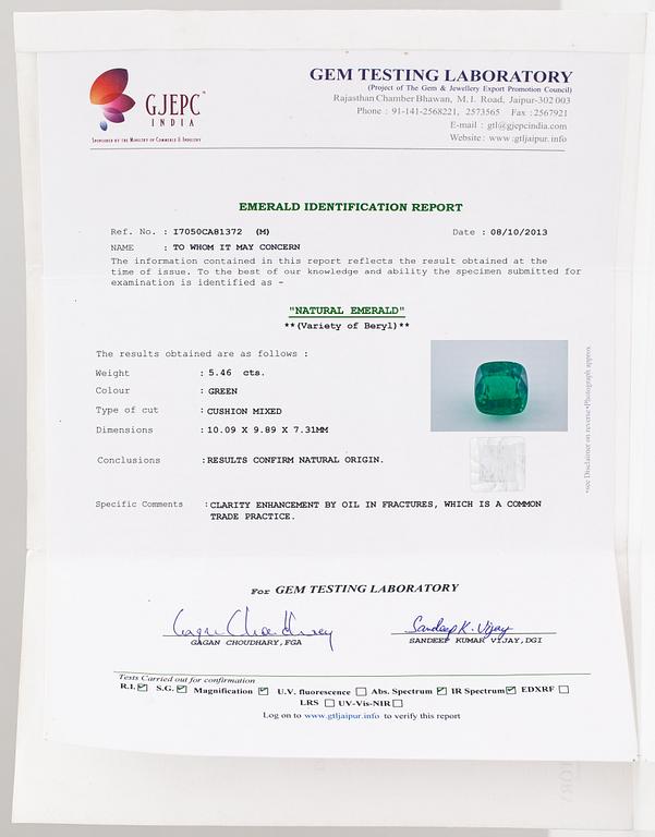 An 18K white gold ring with diamonds ca. 0.44 ct in total and an emerald ca. 5.46 ct in total. Import marked ITD, Espoo.